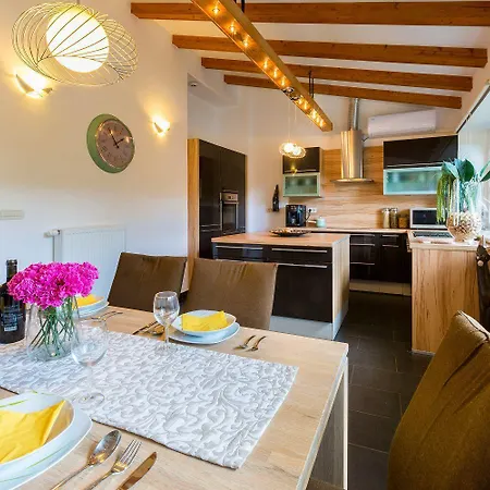 Hundefreundliche Mit 3 Klimaanlagen, Privatpool, Grill, Waschmaschine, Heizung Holiday home Krizisce