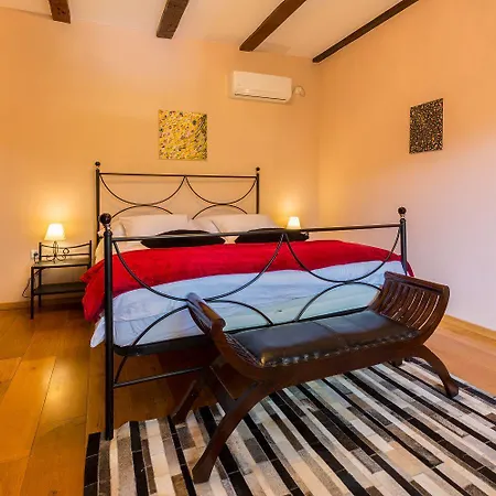 Holiday home Hundefreundliche Mit 3 Klimaanlagen, Privatpool, Grill, Waschmaschine, Heizung Krizisce